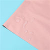 Bolsas adhesivas rosas para almacenamiento con gotas de agua sobre un fondo azul claro