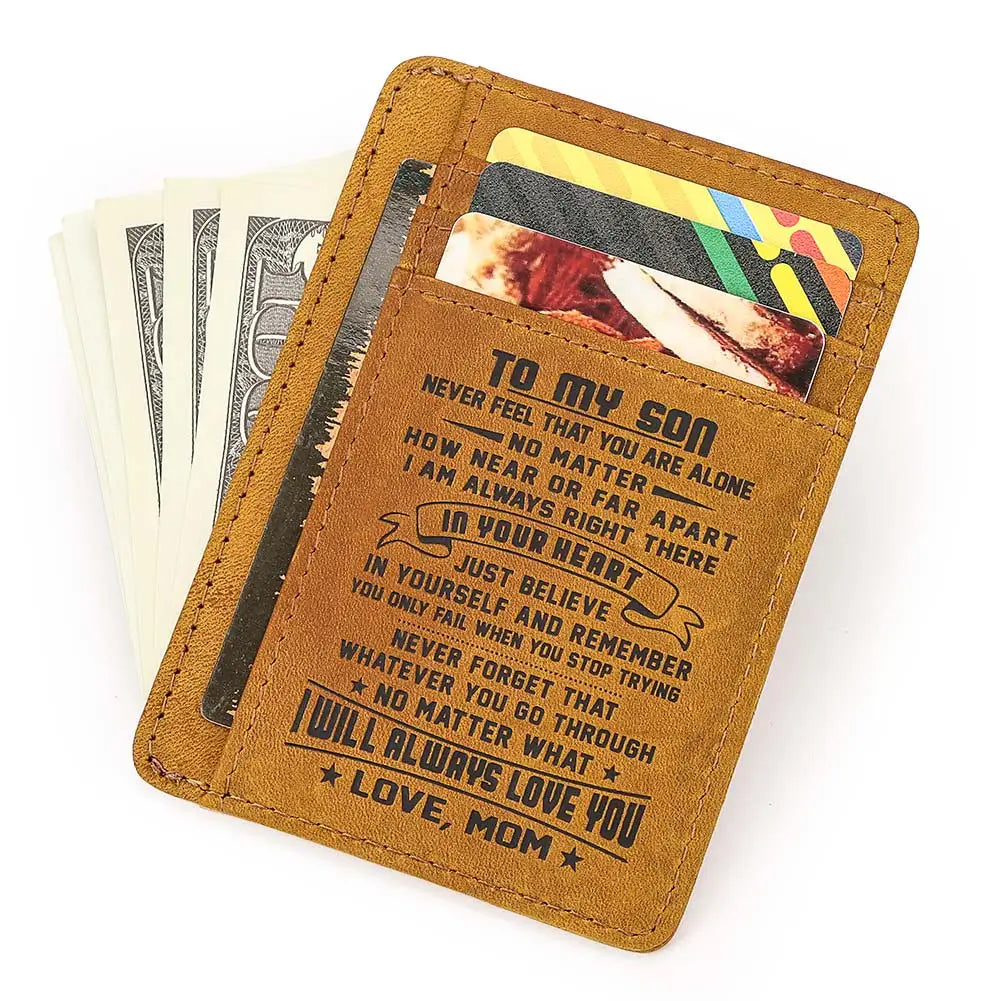 Portefeuille en cuir marron avec plusieurs cartes, affichant un message inspirant.