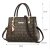 Sac à main en cuir PU brun foncé avec quincaillerie dorée et motif, vue de profil.