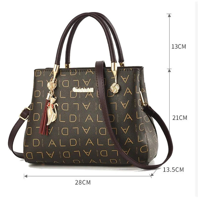Sac à main en cuir PU brun foncé avec quincaillerie dorée et motif, vue de profil.
