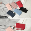 Eine Kollektion minimalistischer PU-Leder-Zip-Wallets in Rosa-, Rot- und Blautönen auf weißem Hintergrund.
