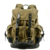 Mochila de senderismo de lona verde oliva con correas y detalles negros.