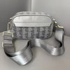 Silbergrabe Kunstleder-Crossbody-Tasche für Herren mit gemustertem Stoffriemen.