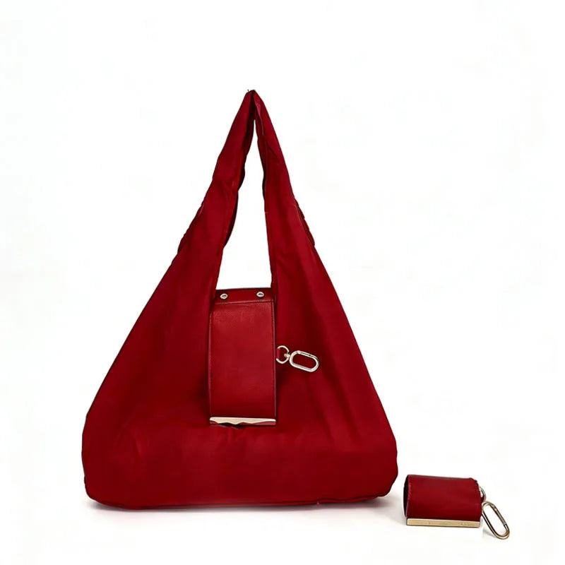 Sac de courses pliable en nylon rouge profond avec une touche de cuir.