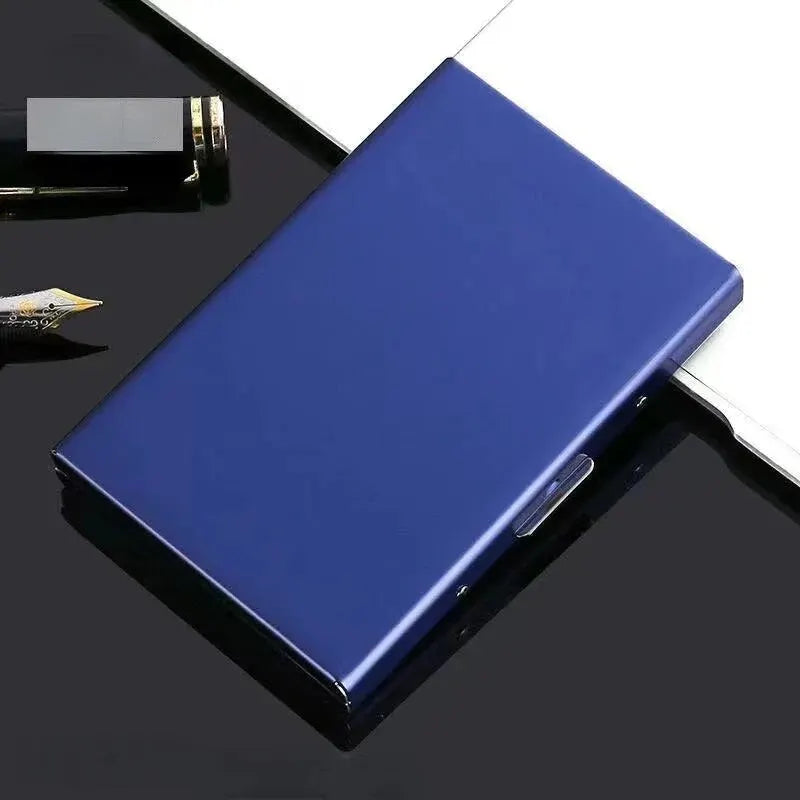 Porte-cartes métallique bleu foncé et fin avec un fermoir argenté sur une surface noire.