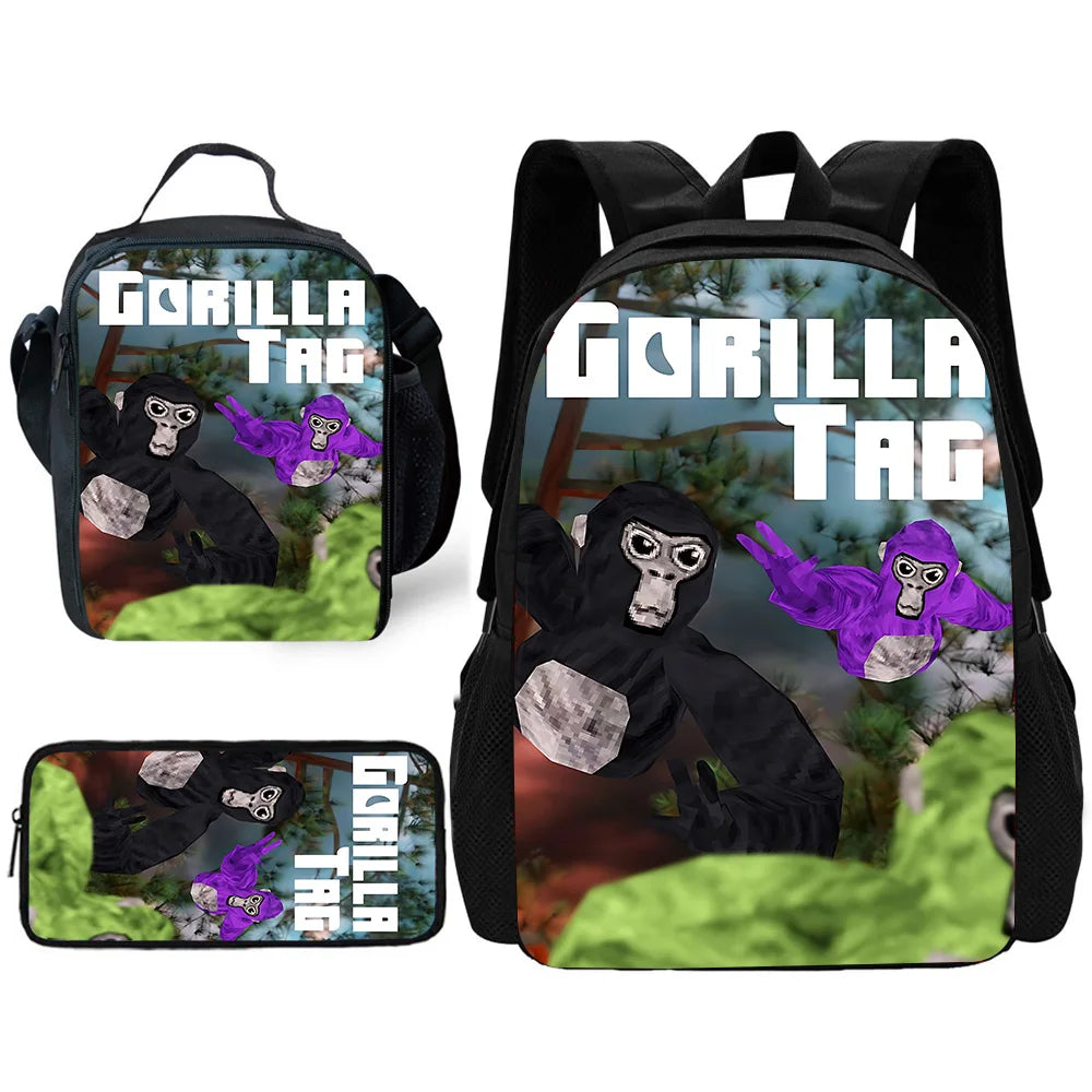 Sac à dos noir avec un motif de gorille, des figures de gorilles violettes et noires sur fond de forêt.