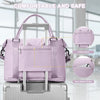 Una bolsa de viaje morada clara con asa y soporte para maleta, mostrada junto a una maleta.