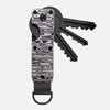 Porte-clés organisateur à clé en métal minimaliste avec motif marbré noir et blanc.