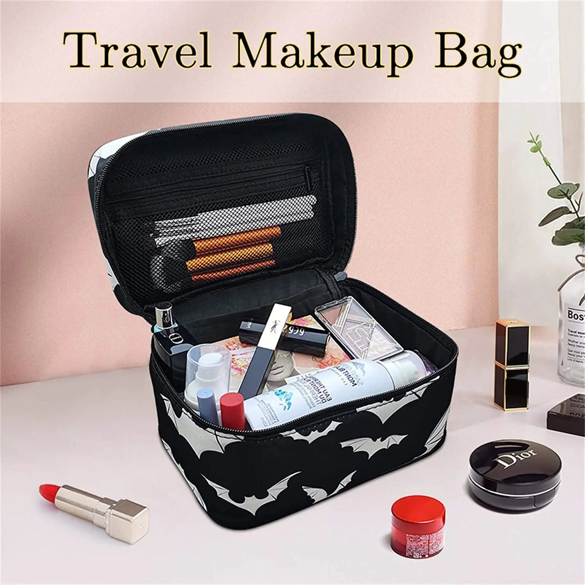 Una bolsa de maquillaje portátil negra abierta, mostrando productos cosméticos como labiales y bases dentro.