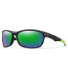 Gafas deportivas polarizadas negras con lentes verde brillante sobre fondo blanco.