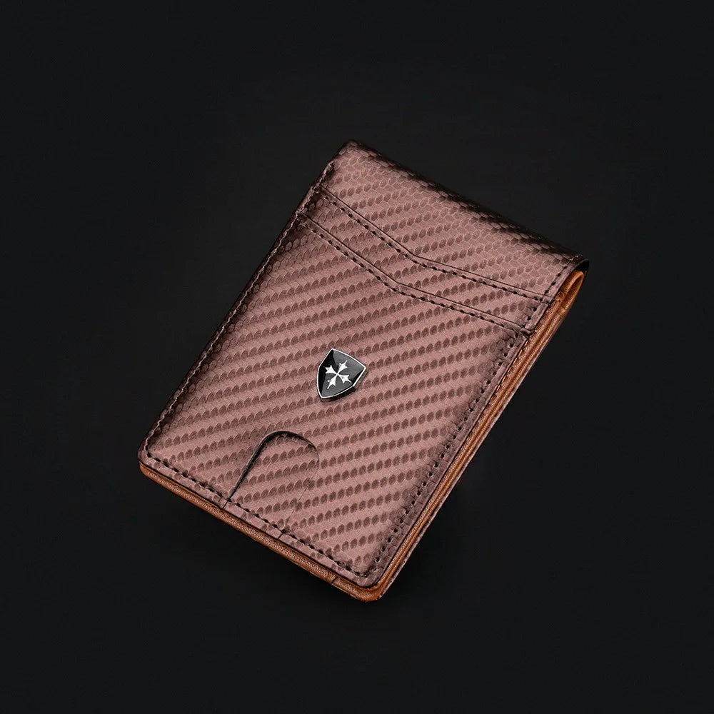 Portefeuille homme en cuir marron à deux plis avec motif texturé et emblème argenté, vu en angle.