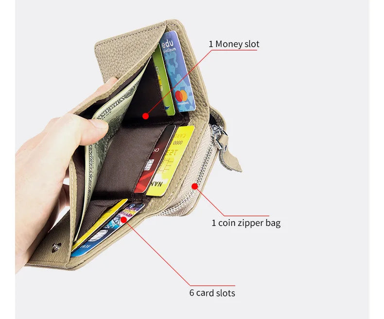 Una mano abre una cartera de cuero beige con cremallera, mostrando varios compartimentos como para dinero, monedas y seis tar
