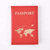 Funda de pasaporte de cuero rojo con la palabra PASAPORTE y un mapa mundial dorado.