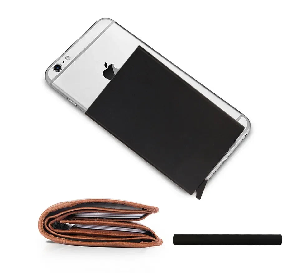 Una tarjeta de crédito e identificación negra delgada y una billetera están junto a un smartphone plateado.
