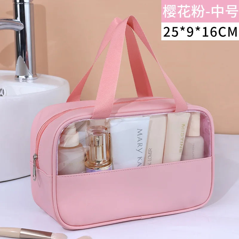 Rosa Kosmetik- und Badezusatztasche mit transparentem Fenster, die verschiedene Schönheitsprodukte aufbewahrt.