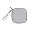 Estuche portátil multifuncional gris claro para audífonos con correa y cremallera.