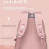 Mochila rosa con almohadilla de espalda acolchada, ajuste a cuadros y sistemas de transferencia de gravedad.