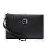 Schwarze Kunstleder-Clutchtasche für Herren mit silbernem Initial-Logo und schwarzem Riemen.