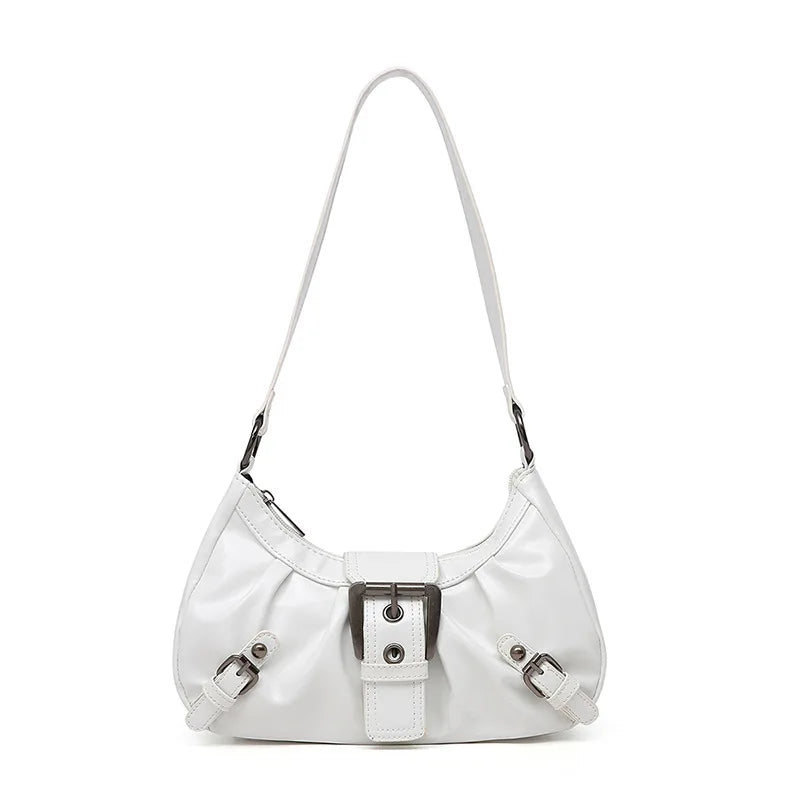 Weiße Y2K retro plissierte Schultertasche mit langer Riemen und silberner Hardware.