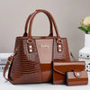 Set de bolso de cocodrilo de cuero patentado marrón, incluye bolso principal y clutch.