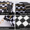 Gepunktetes Crossbody-Beutel mit schwarz-weißem Muster, goldfarbenen Beschlägen und wasserdichten Materialien.