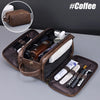 Un sac à toilette en cuir marron pour hommes, ouvert, contenant divers produits de soins et de beauté.