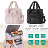Una bolsa de almuerzo acolchada rosa con diseño de doble compartimento y múltiples bolsillos mostrando varios alimentos dentr