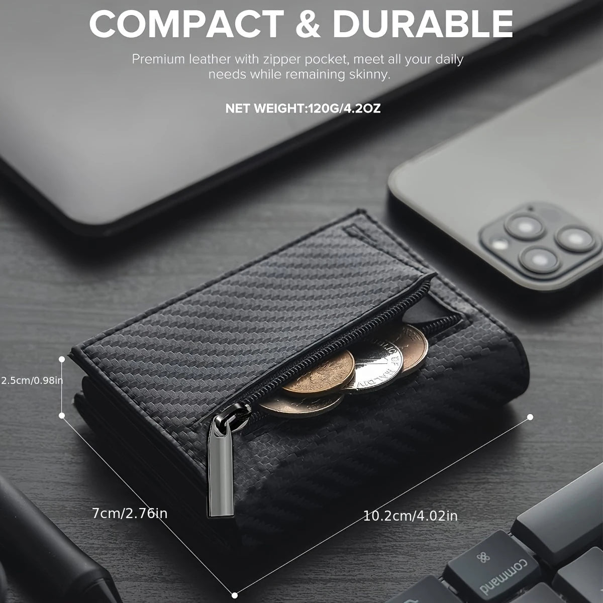 Schwarzes Leder-Pop-up-Kreditkarten-Wallet neben einem Smartphone und einem Stift auf dunkler Oberfläche.