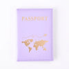 Funda de pasaporte de cuero PU morado con estampado en foil dorado de mapa mundial y la palabra PASAPORTE.
