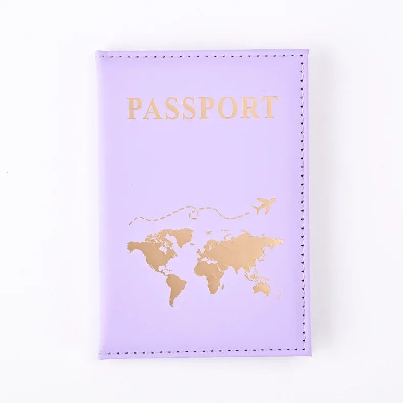 Funda de pasaporte de cuero PU morado con estampado en foil dorado de mapa mundial y la palabra PASAPORTE.