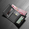 Cartera negra de cuero con múltiples tarjetas abierta, mostrando billetes y tarjetas sobre una superficie gris oscuro.