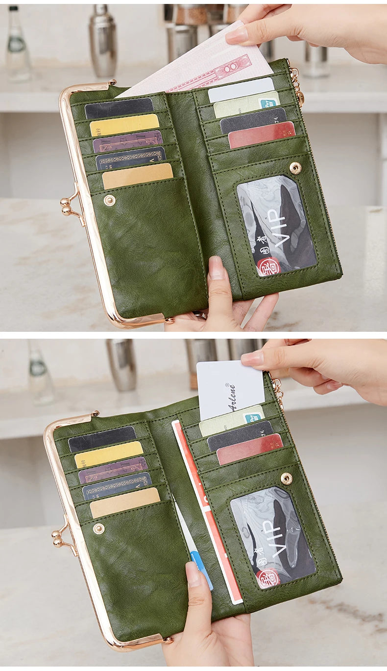 Eine Hand öffnet eine grüne Lederclutch, die verschiedene Kreditkarten und eine ID zeigt.