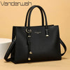 Schwarze Leder-Tasche mit goldenen Details vor neutralem Hintergrund.