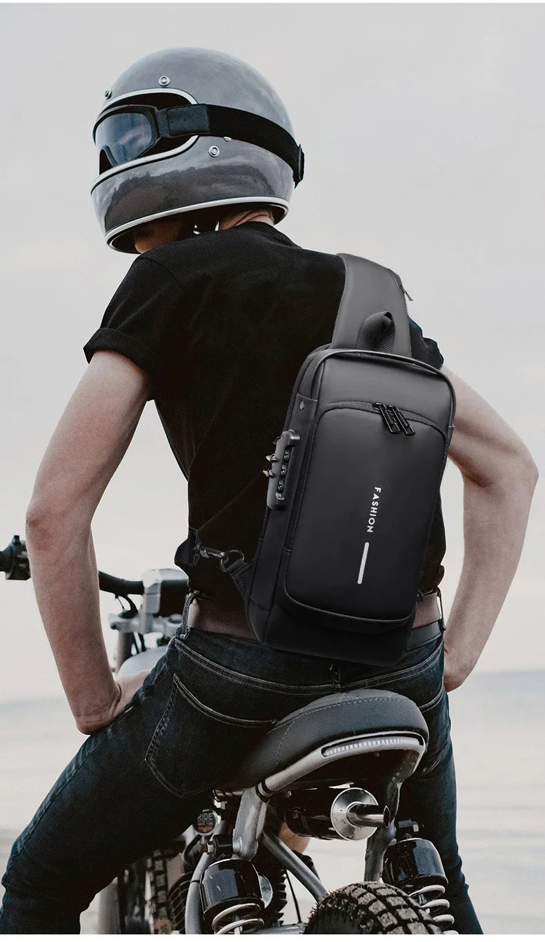 Eine Person in schwarzem Shirt und Jeans fährt Fahrrad und trägt eine schwarze Designer-Crossbody-Tasche.