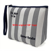 Bolsa cosmética a rayas grises y blancas con texto negro que dice 'The place to be' y 'Summer Paradise'
