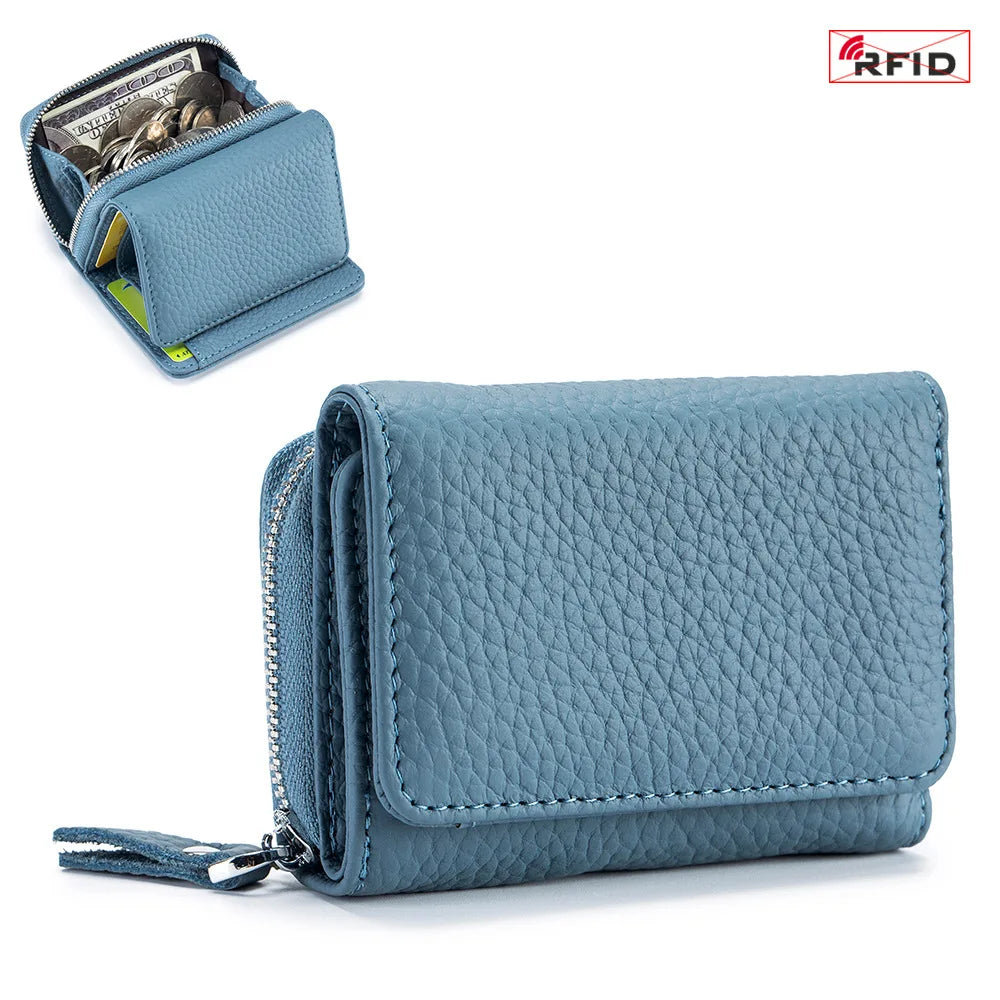 Cartera de cuero genuino de vaca azul claro con cremallera pequeña, mostrada en vista doblada y abierta.