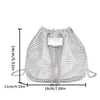 Bolso cruz con cordón de pedrería plateada y correa rectangular blanca con detalles de cadena dorada