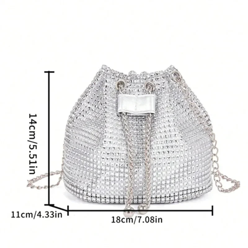 Bolso cruz con cordón de pedrería plateada y correa rectangular blanca con detalles de cadena dorada