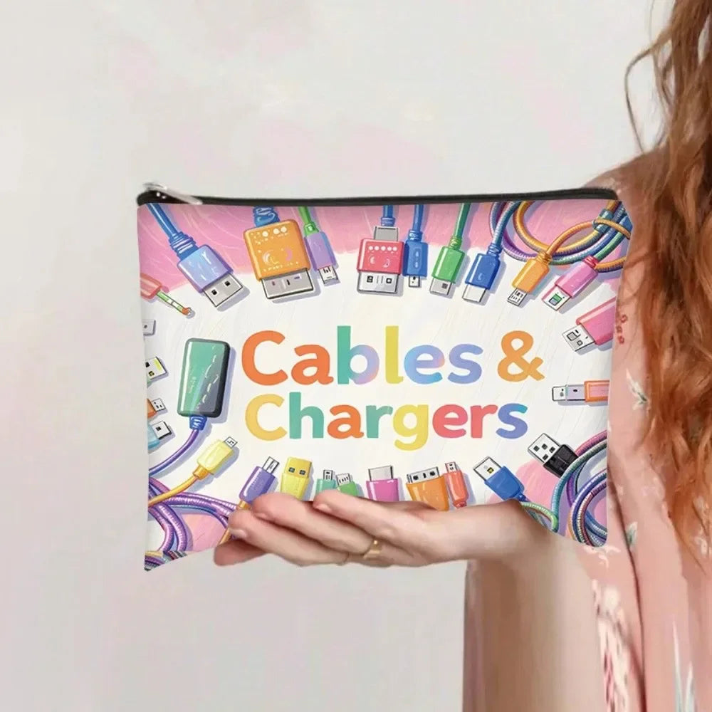 Bolsa de tela rosa con cremallera llena de cables y cargadores electrónicos.