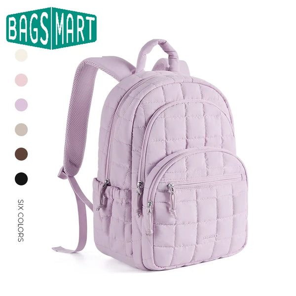 Mochila casual acolchada de color lila claro con correa morada y múltiples bolsillos.