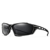 Gafas deportivas polarizadas negras con montura negra mostradas sobre fondo blanco.