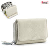 Cartera pequeña de cuero genuino de vaca color beige claro con textura acolchada y bolsillo para monedas visible.