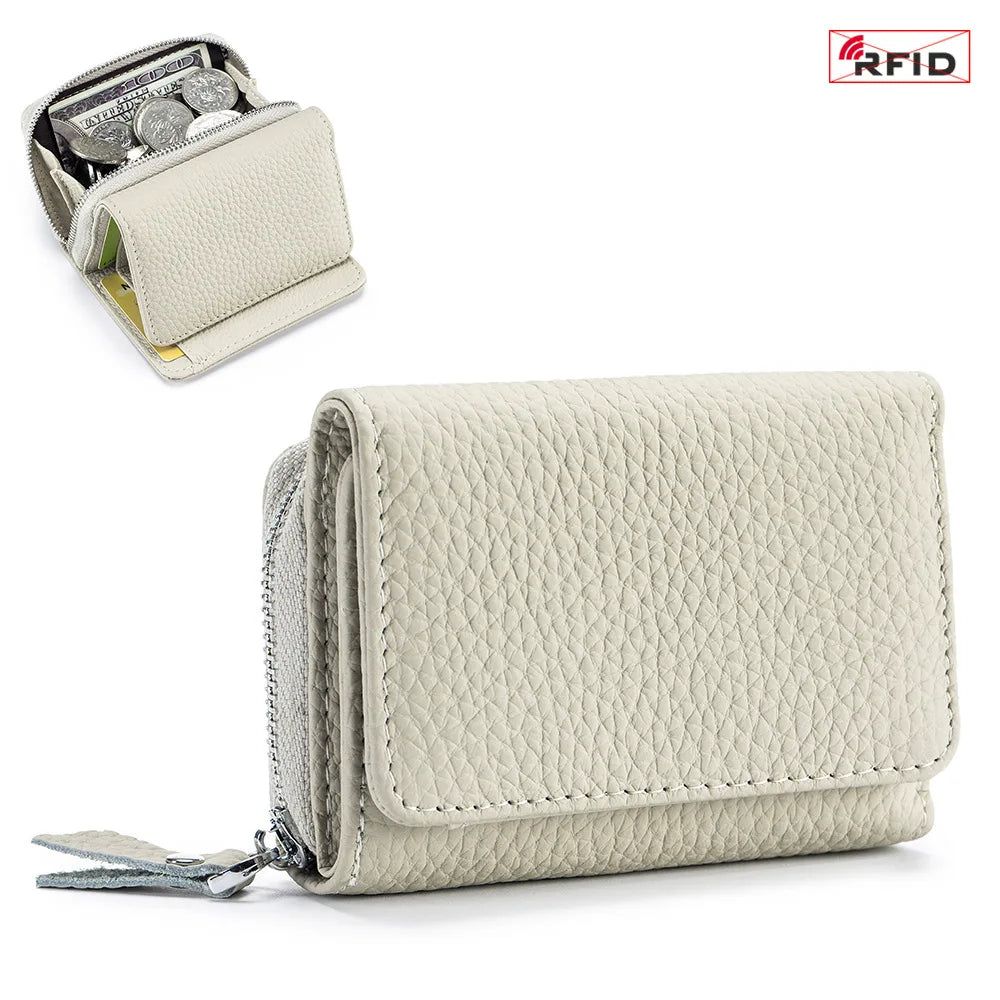 Cartera pequeña de cuero genuino de vaca color beige claro con textura acolchada y bolsillo para monedas visible.