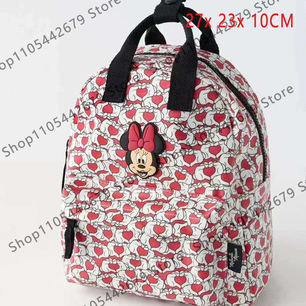 Mochila de peluche de ratón pato con estampado rojo y blanco.