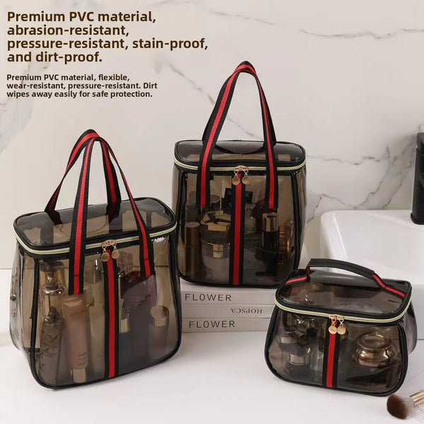 Un set de bolsas de tocador de PVC premium en negro y rojo para viajar y uso personal.