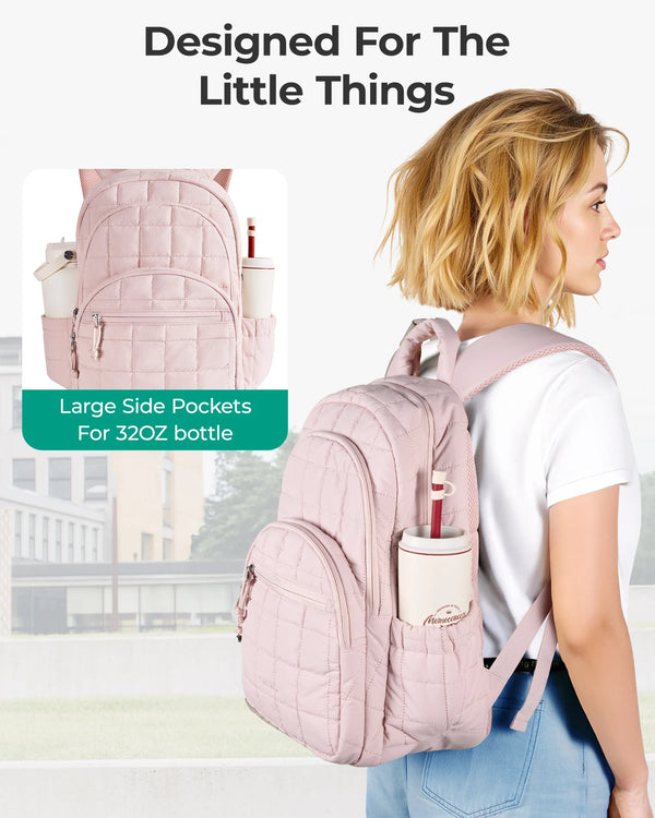 Eine Frau trägt einen rosa gesteppten Rucksack für Kleinigkeiten mit großen Seitentaschen und einer Wasserflasche