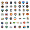 Eine Sammlung wasserfester Sticker von Nationalparks und Outdoor-Themen mit Landschaften, Wildtieren und Naturmotiven.