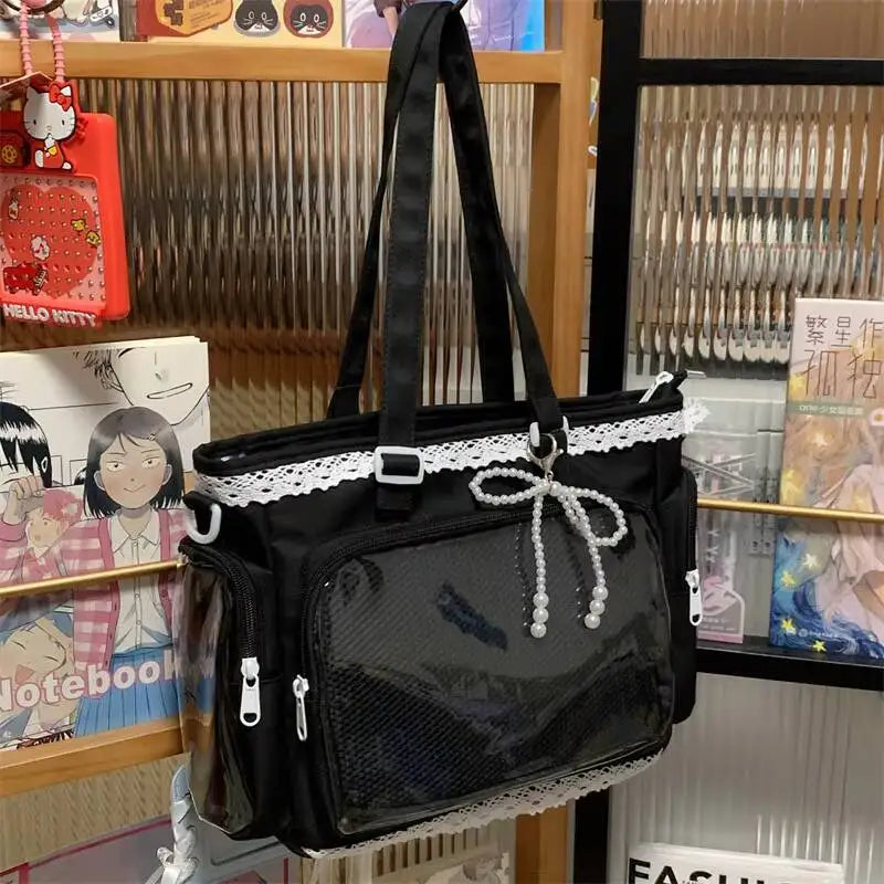Bolso cruz de encaje Y2K negro para hombro exhibido en un local comercial.