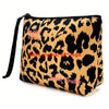 Bolsa cosmética negra de neopreno con estampado de leopardo y correa negra.