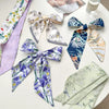 Collection de foulards pour cheveux en soie floraux élégants avec différents motifs et nœuds.